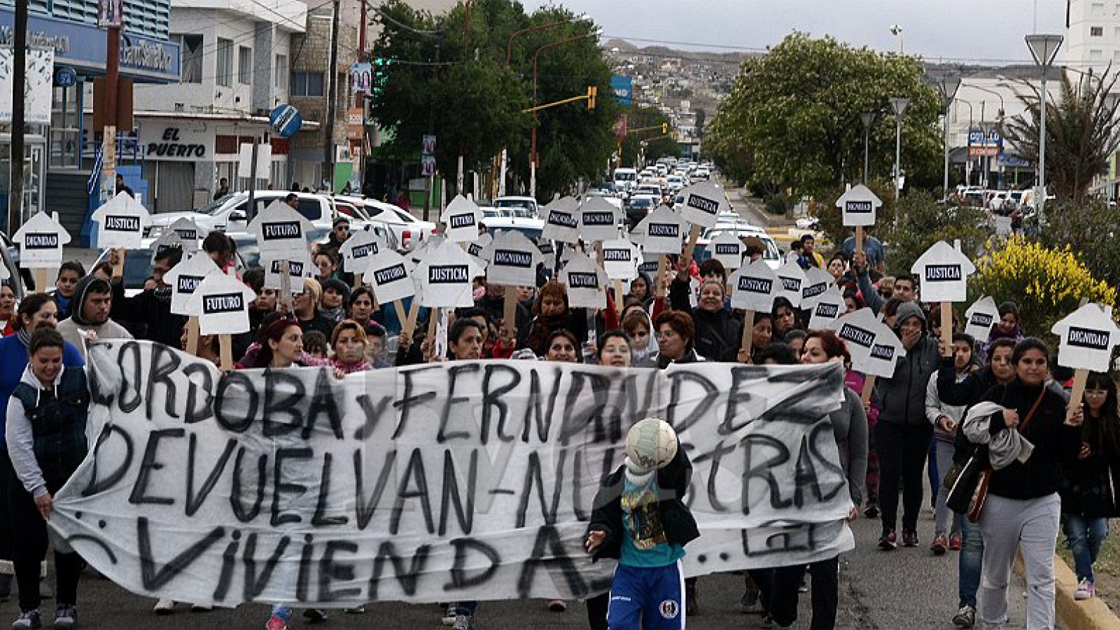 150 familias “no usurpadoras” de Caleta Olivia protagonizan diariamente marchas de protesta